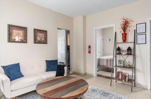 Corcoran House | 4BR Home Near Downtown Sleeps 10 - Tulip House
