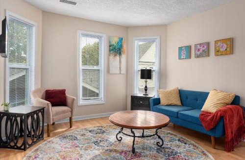 Corcoran House | 4BR Home Near Downtown Sleeps 10 - Tulip House