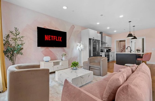 Talbot's Corner Villa | 4BR - Sleeps 12 | Makeup Room + Rooftop!