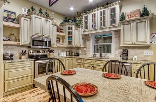 Kodak House | 5 BDRM Cabin 15 miles from Dollywood! HUGE porch & games! 3 miles from Buc-ees!