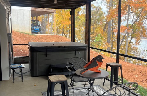 Scottsville House | 5-Bedroom Lakeview Property - Time to Relax