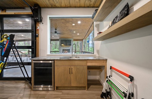 Pickens Cabin | 5 Bedroom Sleeps 24 , Pets OK, Hot Tub, Game Room.