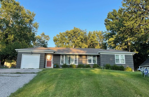 Waldron House | 5 Min to Homefield - Whole Home - Huge Fenced Yard - Fur Babies Welcome