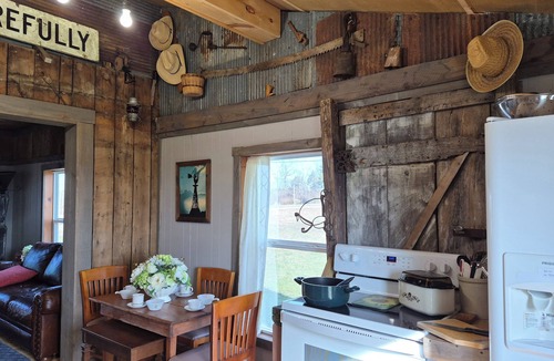 Protem Cabin | 5 min to lake Farm Luxury/couples Romantic getaway/Hot Tub