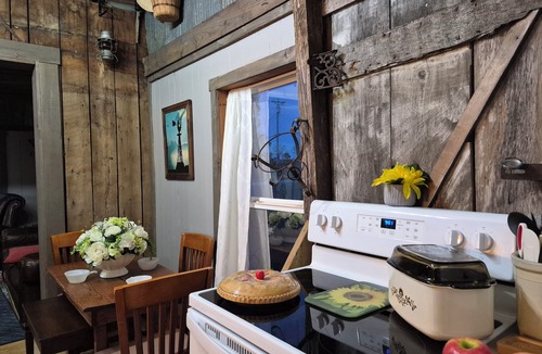 Protem Cabin | 5 min to lake Farm Luxury/couples Romantic getaway/Hot Tub