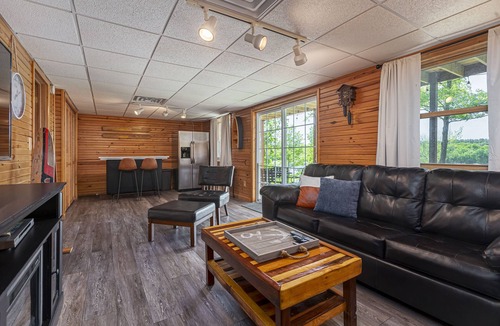 Marion House | 5BR Log Home w/Hot Tub & Dock on Lake of Egypt