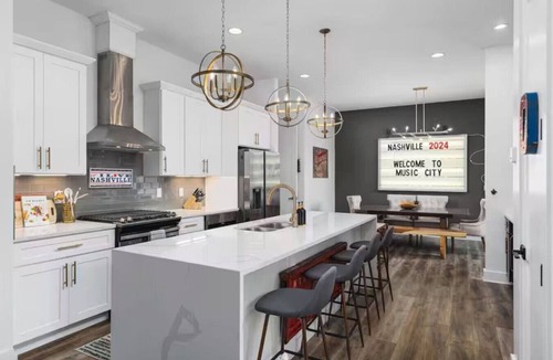 Hurwood Heights House | 5BR Nashville Retreat w/Rooftop Deck Minutes to Broadway & Stadium