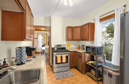 Lyn-Lake House | 5BR Uptown Home | Walk to Bde Maka Ska | Sleeps 14