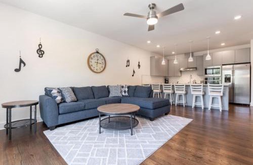 Hermitage House | 6 Bedroom Quiet Townhome! 6min to Airport & 15min to Downtown!