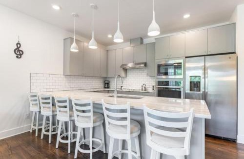 Hermitage House | 6 Bedroom Quiet Townhome! 6min to Airport & 15min to Downtown!