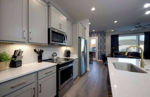North Nashville House | 6 Mins to Broadway! Lux Design+Rooftop, Sleeps 12!