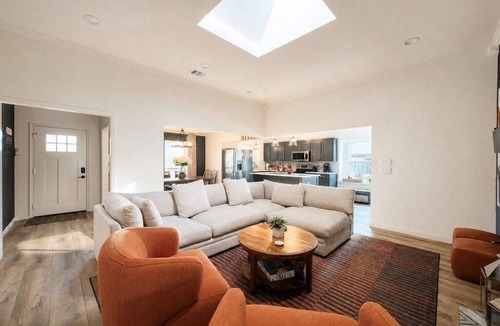 Frisco House | 6 Minute Drive to Universal Kids Resort, Sleeps 10, Group Stay, Work Remote!