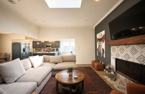Frisco House | 6 Minute Drive to Universal Kids Resort, Sleeps 10, Group Stay, Work Remote!