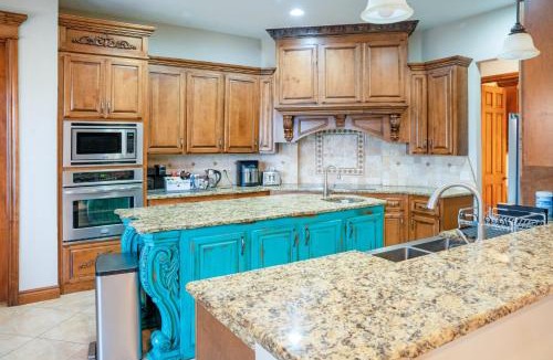 Pottawatomie County House | 6BR Sleeps 14 Hot Tub Pool, Private #SK