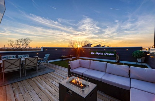 Talbot's Corner Villa | 800sqft Rooftop + Games Room | 4BR, 12 Beds | 10 Min to Broadway