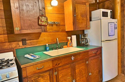 Hot Springs Cabin | A-ARKANSAS ROCKHOUND - Vintage Style, On the Lake-Swim-Fish-Docks-Pet Friendly!