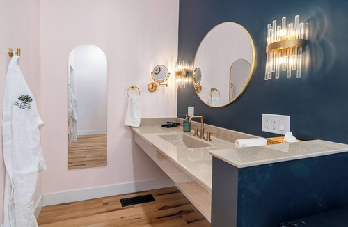 Cobden Hotel | ADA King Suite Accessible, Cobden