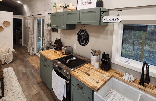 Brooklyn Cabin | Adorable 2-bedroom cabin with AC in charming Brooklyn