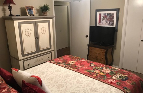 Holiday Island House | Adorable Lakeside Getaway! Minutes from downtown Eureka and White River Fishing!
