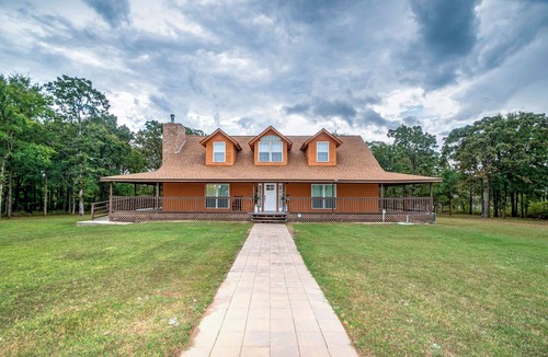Milfay House | Adventure Acres Log Cabin – Zipline, Arcade, Fishing, Bluey themed room & More!