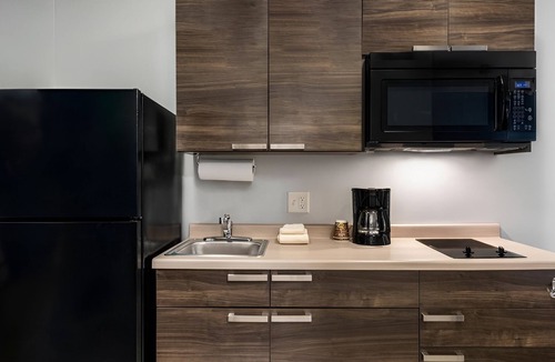 Ashwaubenon Hotel | Affordable Extended-Stay Room with Full Kitchen and Outdoor Grilling Pavilion