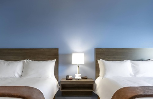 Ashwaubenon Hotel | Affordable Extended-Stay Room with Full Kitchen and Outdoor Grilling Pavilion