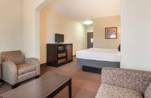 Saint Landry House | Affordable Getaway! in Knights Inn Bunkie! Pool, Free Parking, Free Breakfast