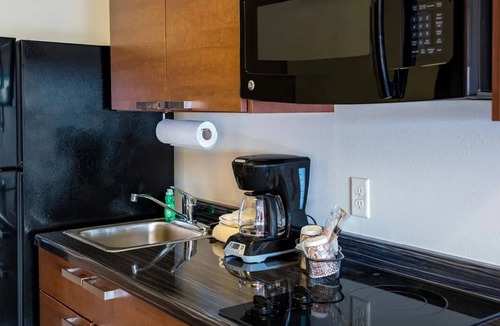 Lebanon Hotel | Affordable Room w/Kitchen Ideal for Long Stays Near Nashville International