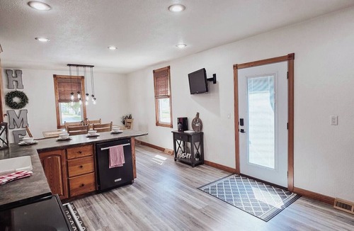 Dyersville House | Airbnb of Dreams - Fully Loaded Shed-Tons of Games
