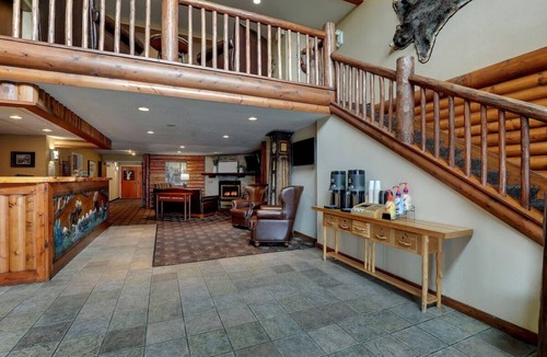Quincy Hotel | Alluring Quincy Stay! Panoramic Views, Indoor/Outdoor Pool | 3 Units