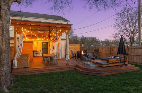 McFerrin Park House | Amazing Backyard Only 2 miles to Downtown with Sauna and FirePit