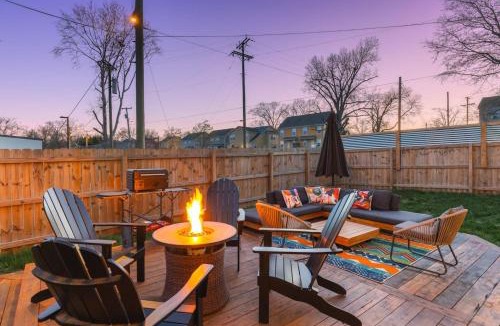 McFerrin Park House | Amazing Backyard Only 2 miles to Downtown with Sauna and FirePit