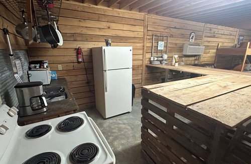 Winona Cabin | Amazing Bunkhouse. Sleeps up to 10. Access to Brimstone. Pets. Multiple Hot Tubs