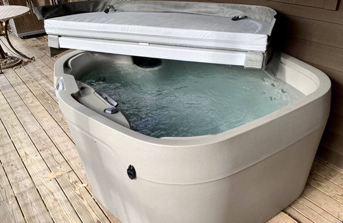Spencer Cabin | Amazing cottage with HUGE screened in deck-3B-2.5B-hot tub-by Fall Creek Falls