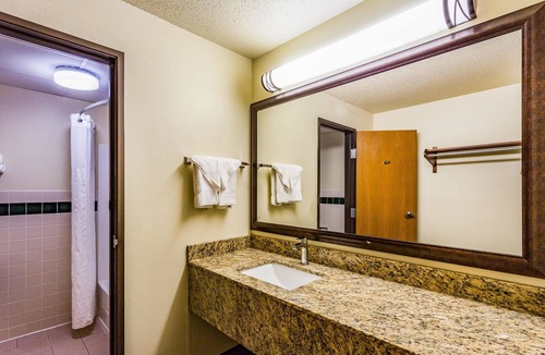 Hampton Hotel | AmericInn by Wyndham Hampton