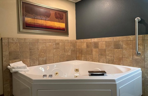 Monmouth Hotel | AmericInn by Wyndham Monmouth