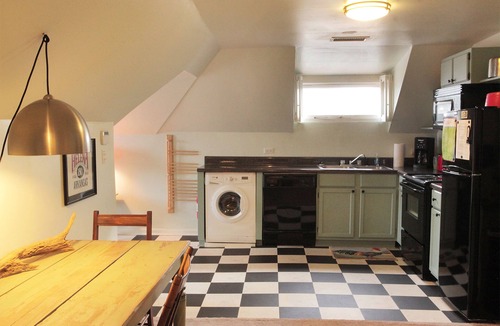 Helena House | Apartment in the trees of Historic Downtown Helena