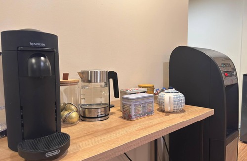 Overland Park Apartment | Awesome 1-bedroom apartment in nice Overland Park neighborhood with EV Charging