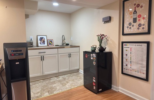 Overland Park Apartment | Awesome 1-bedroom apartment in nice Overland Park neighborhood with EV Charging
