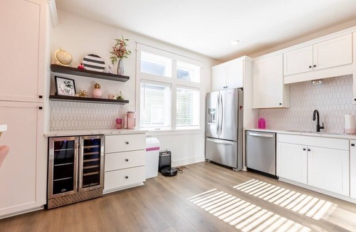 Cleveland Park Condo | Bachelorette Ready | Disco Dollhouse Near Broadway