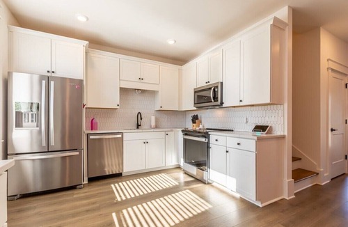 Cleveland Park Condo | Bachelorette Ready | Disco Dollhouse Near Broadway