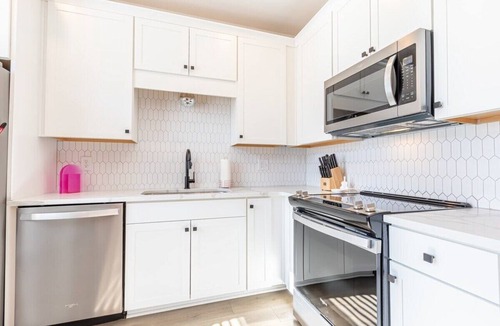 Cleveland Park Condo | Bachelorette Ready | Disco Dollhouse Near Broadway