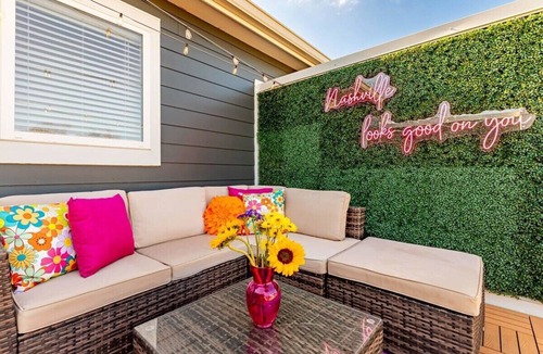 Cleveland Park Condo | Bachelorette Ready | Disco Dollhouse Near Broadway
