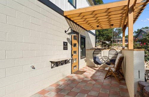 Jefferson City House | Barndo1 Fluffy Cow Farm Stay at Cedar Pond Farms
