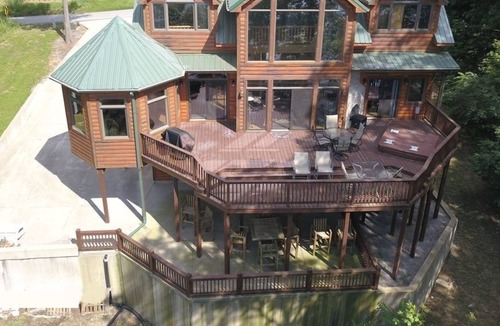 Scottsville House | Barren River Lake Cabin ~ Hot Tub, Pet-Friendly, Near Mammoth Cave