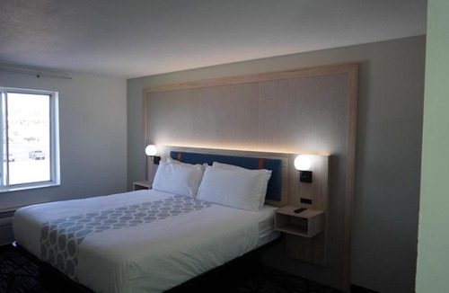 Troy Hotel | Bay Inn & Suites Troy