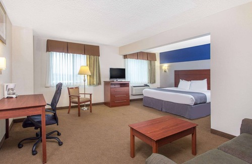 Dubuque Hotel | Baymont by Wyndham Dubuque