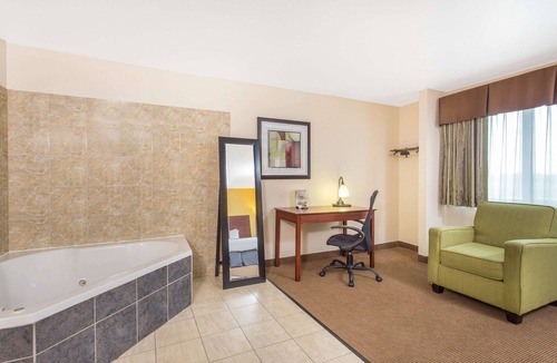 Dubuque Hotel | Baymont by Wyndham Dubuque