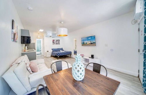 South Beach Condo | Beachy 1 b/r, w/2 Queen Beds, On Ocean Drive Beach