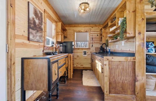 Garrison Cabin | BEAR Necessities tiny home, outdoor theater w/hottub!